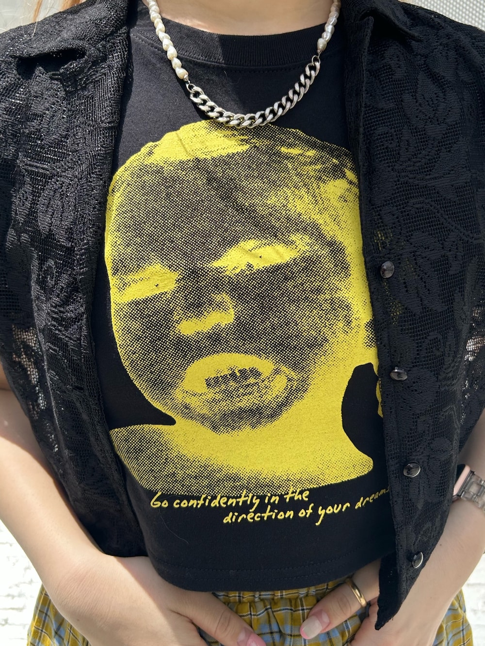 ブラック系のブーツ、イエロー系のスカート、ブラック系のTシャツ/カットソーを着用したレディースの春コーディネートの5枚目の写真
