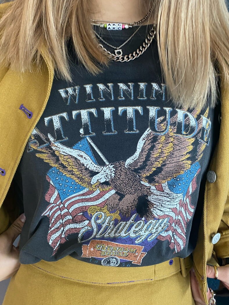 ブラック系のその他シューズ、ブラック系のTシャツ/カットソー、ブラック系のハンドバッグを着用したレディースの秋コーディネートの6枚目の写真