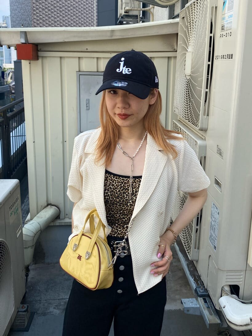 ブラック系のデニムパンツ、ホワイト系のシャツ/ブラウス、ブラック系のその他シューズを着用したレディースの夏コーディネートの6枚目の写真