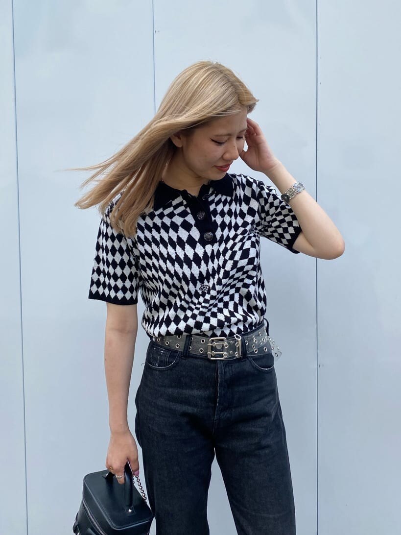 ブラック系のショルダーバッグ、ブラック系のニット/セーター、ブラック系のその他シューズを着用したレディースの夏コーディネートの5枚目の写真