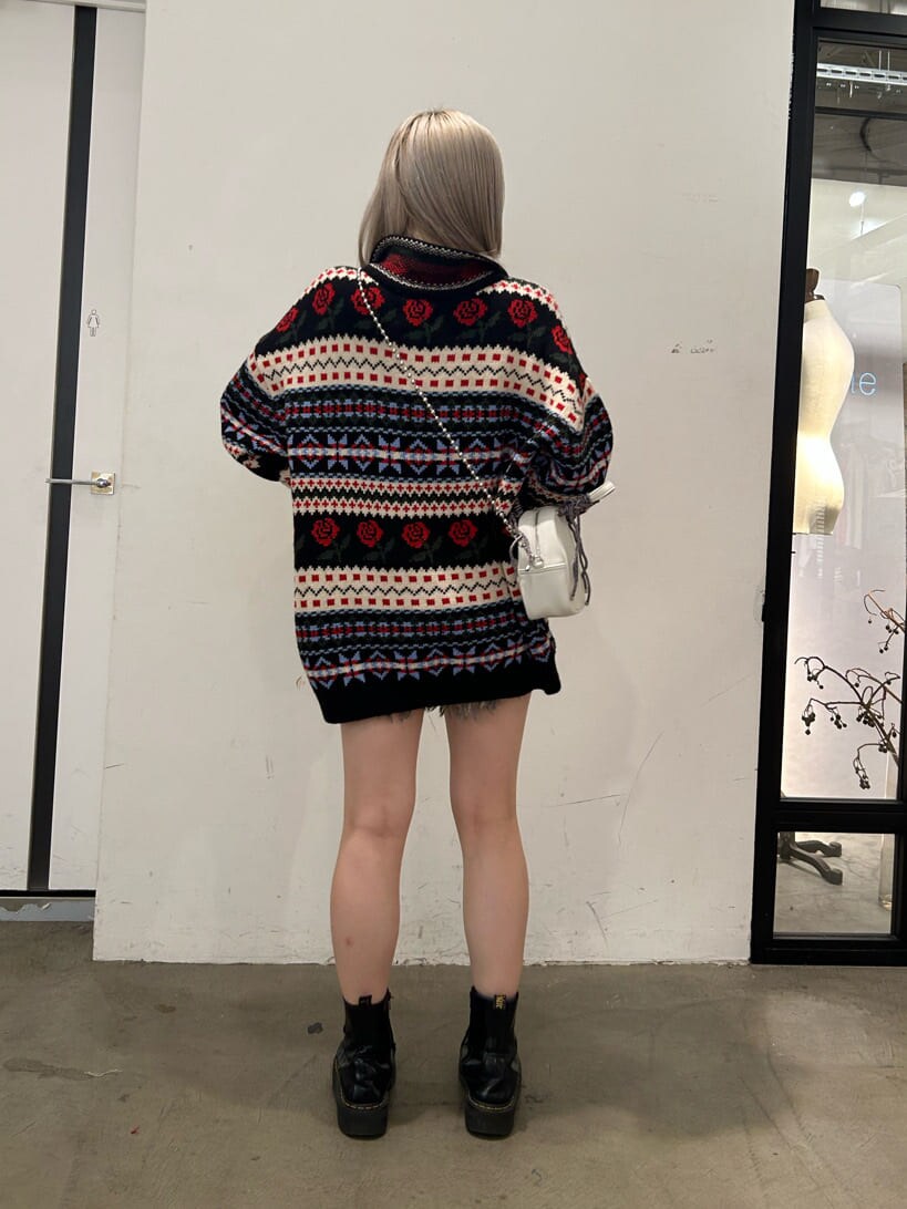 ブラック系のデニムパンツ、ブラック系のその他シューズ、ブラック系のデニムパンツを着用したレディースの秋コーディネートの4枚目の写真