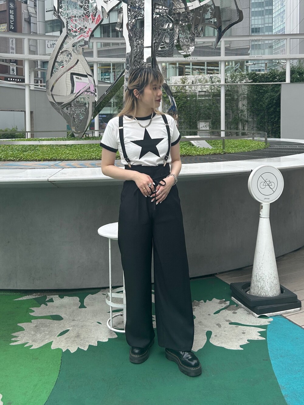 ブラック系のブーツ、ホワイト系のTシャツ/カットソー、ブラック系のその他パンツを着用したレディースの夏コーディネートの2枚目の写真