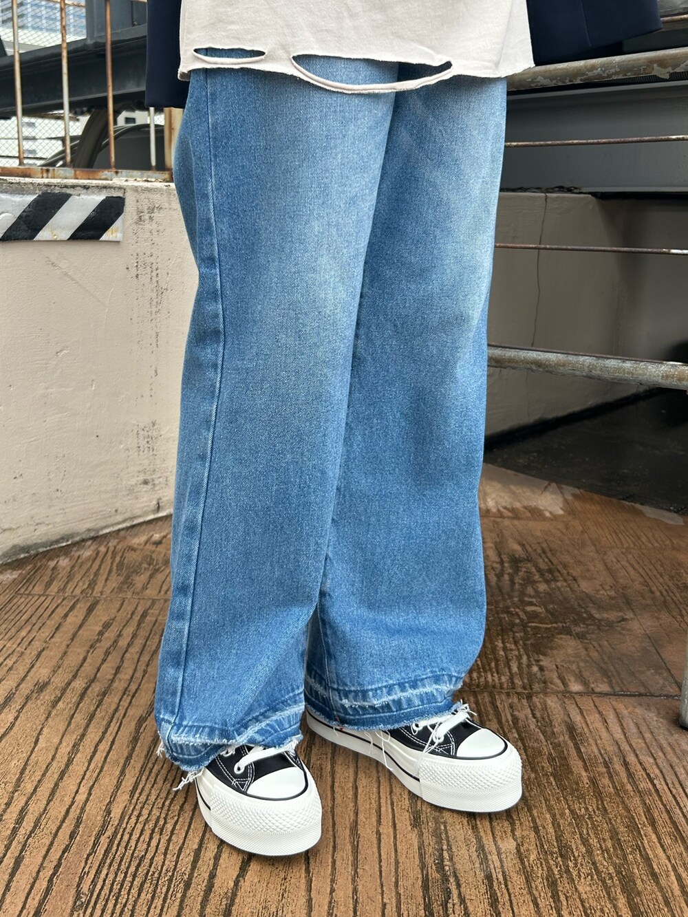 ブルー系のデニムパンツ、ブルー系のテーラードジャケット、ホワイト系のTシャツ/カットソーを着用したレディースの秋コーディネートの8枚目の写真