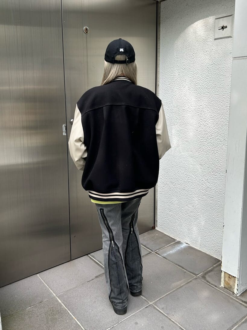 ブラック系のその他シューズ、ブラック系のスタジャン、グリーン系のスウェットを着用したレディースの秋コーディネートの3枚目の写真