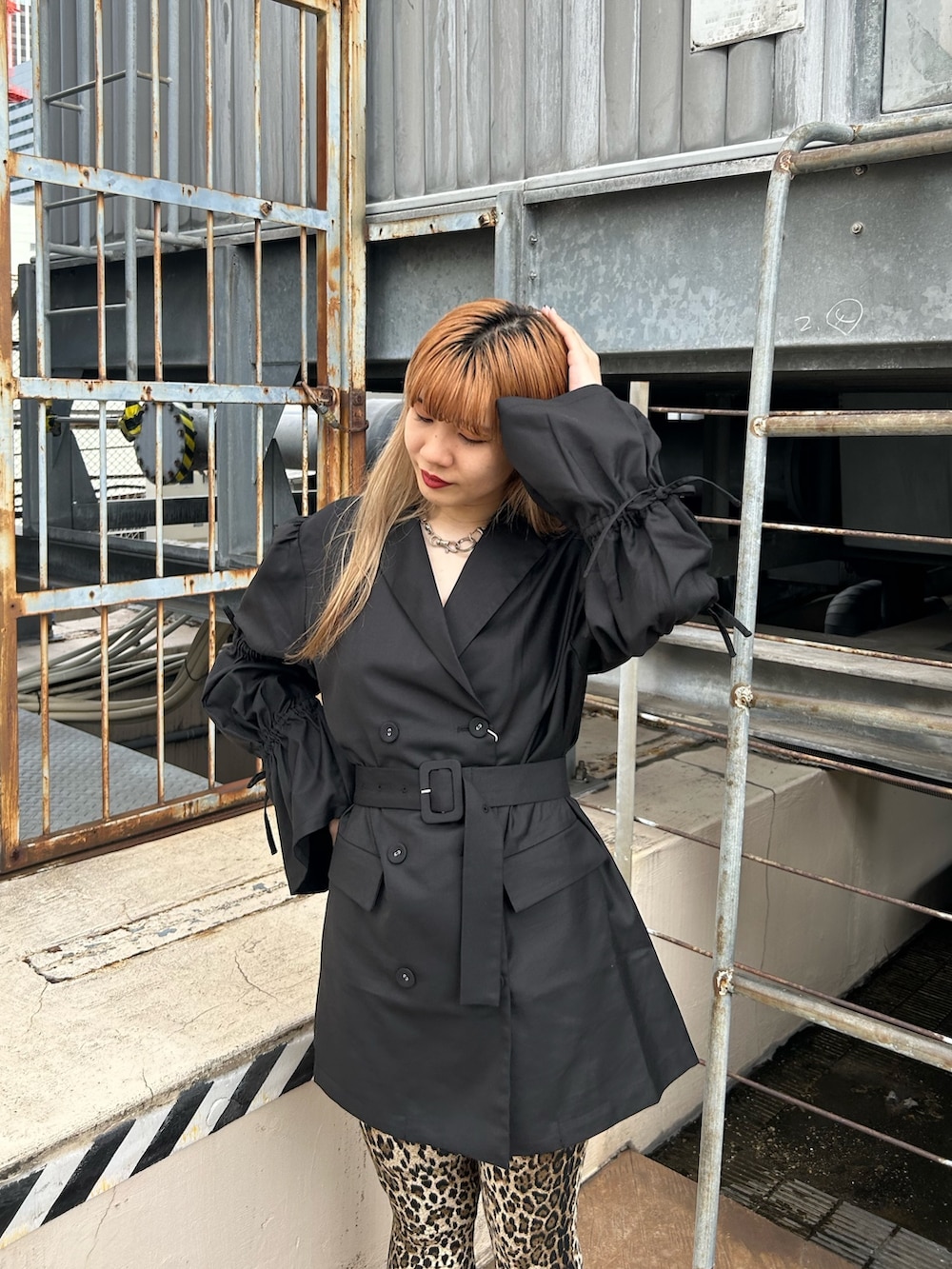 ブラック系のワンピース、ブラウン系のその他パンツ、ブラック系のブーツを着用したレディースの夏コーディネートの4枚目の写真