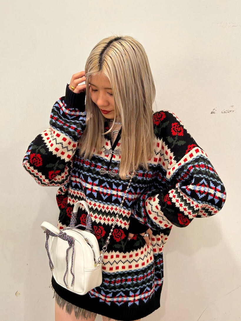 ブラック系のデニムパンツ、ブラック系のその他シューズ、ブラック系のデニムパンツを着用したレディースの秋コーディネートの6枚目の写真