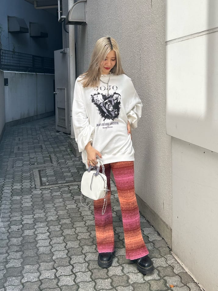 ピンク系のその他パンツ、ホワイト系のスウェット、シルバー系のネックレスを着用したレディースの秋コーディネートの2枚目の写真