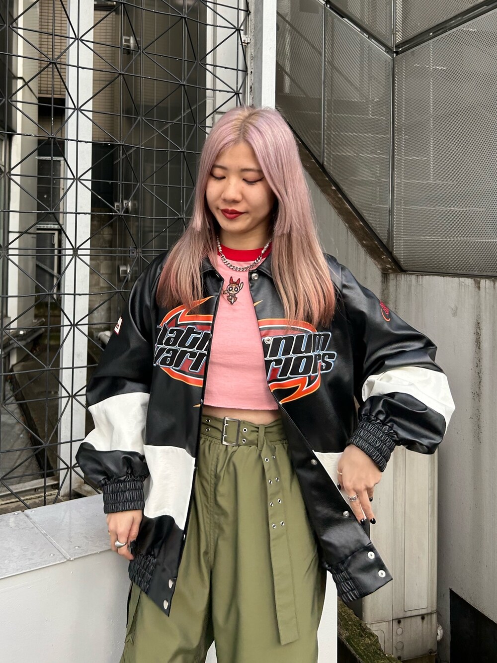 ブラック系のブーツ、ブラック系のブルゾン、ピンク系のTシャツ/カットソーを着用したレディースの冬コーディネートの3枚目の写真