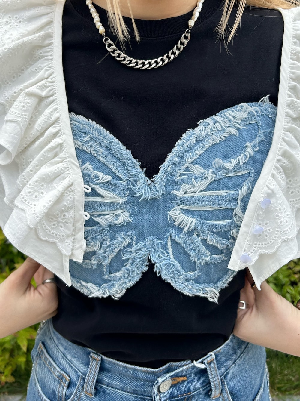 ブラック系のブーツ、ブラック系のTシャツ/カットソー、ホワイト系のシャツ/ブラウスを着用したレディースの春コーディネートの5枚目の写真