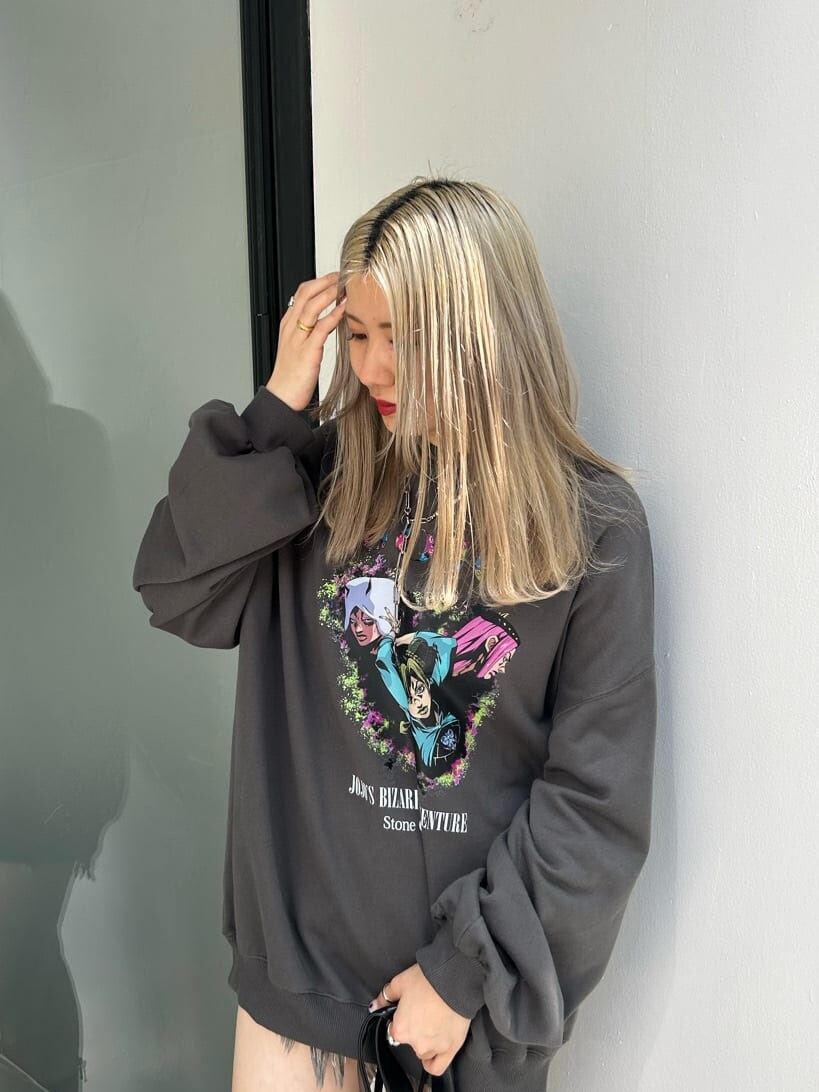 ブラック系のデニムパンツ、ブラック系のバックパック/リュック、ブラック系のブーツを着用したレディースの秋コーディネートの4枚目の写真