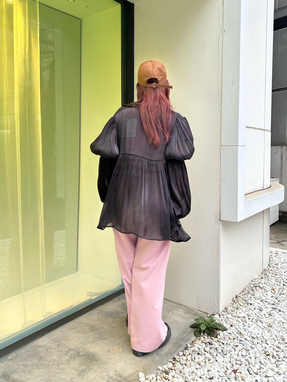 ピンク系のその他パンツ、ピンク系のTシャツ/カットソー、ブラック系のシャツ/ブラウスを着用したレディースの春コーディネートの3枚目の写真