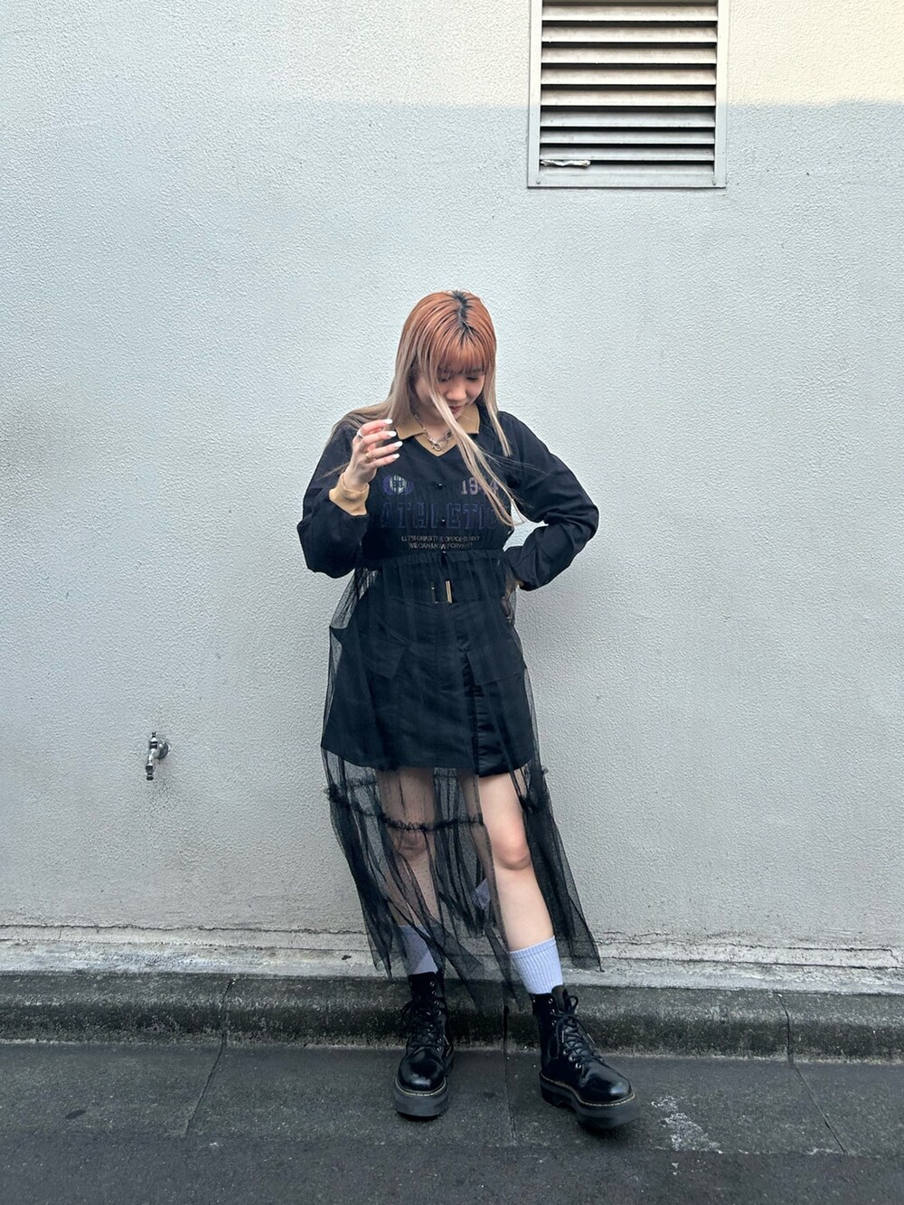 ブラック系のブーツ、ブラック系のその他パンツ、ブラック系のワンピースを着用したレディースの夏コーディネートの2枚目の写真