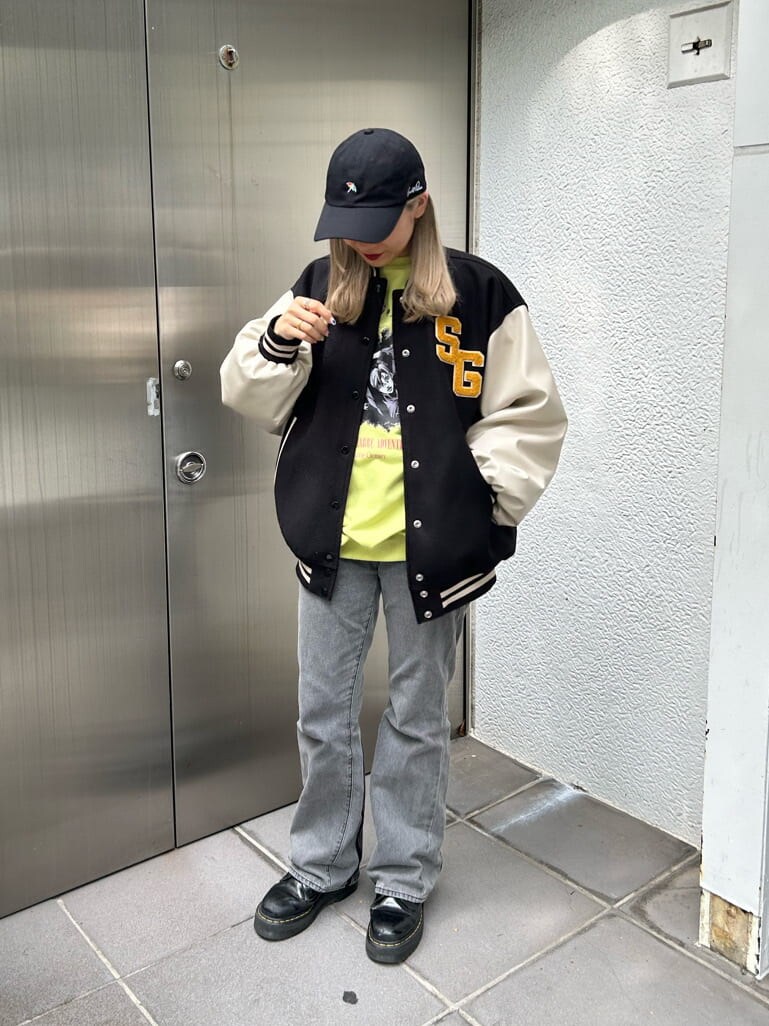 ブラック系のその他シューズ、ブラック系のスタジャン、グリーン系のスウェットを着用したレディースの秋コーディネートの2枚目の写真