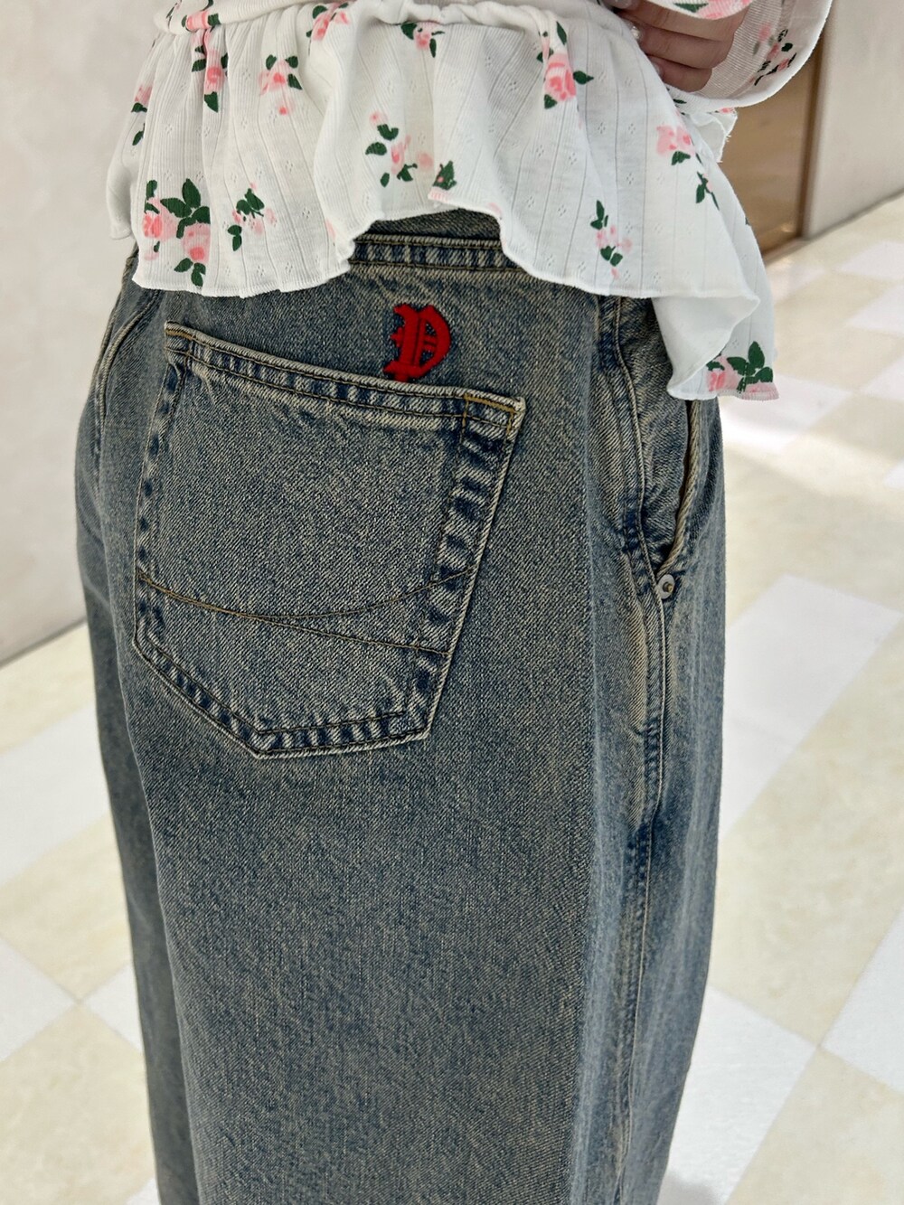 ブラック系のブーツ、ブルー系のデニムパンツ、ブルー系のデニムジャケットを着用したレディースの秋コーディネートの8枚目の写真