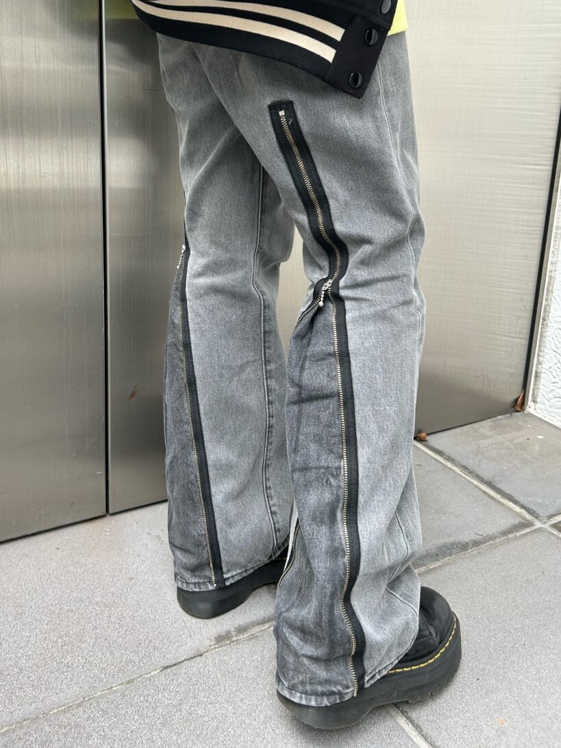 ブラック系のその他シューズ、ブラック系のスタジャン、グリーン系のスウェットを着用したレディースの秋コーディネートの10枚目の写真