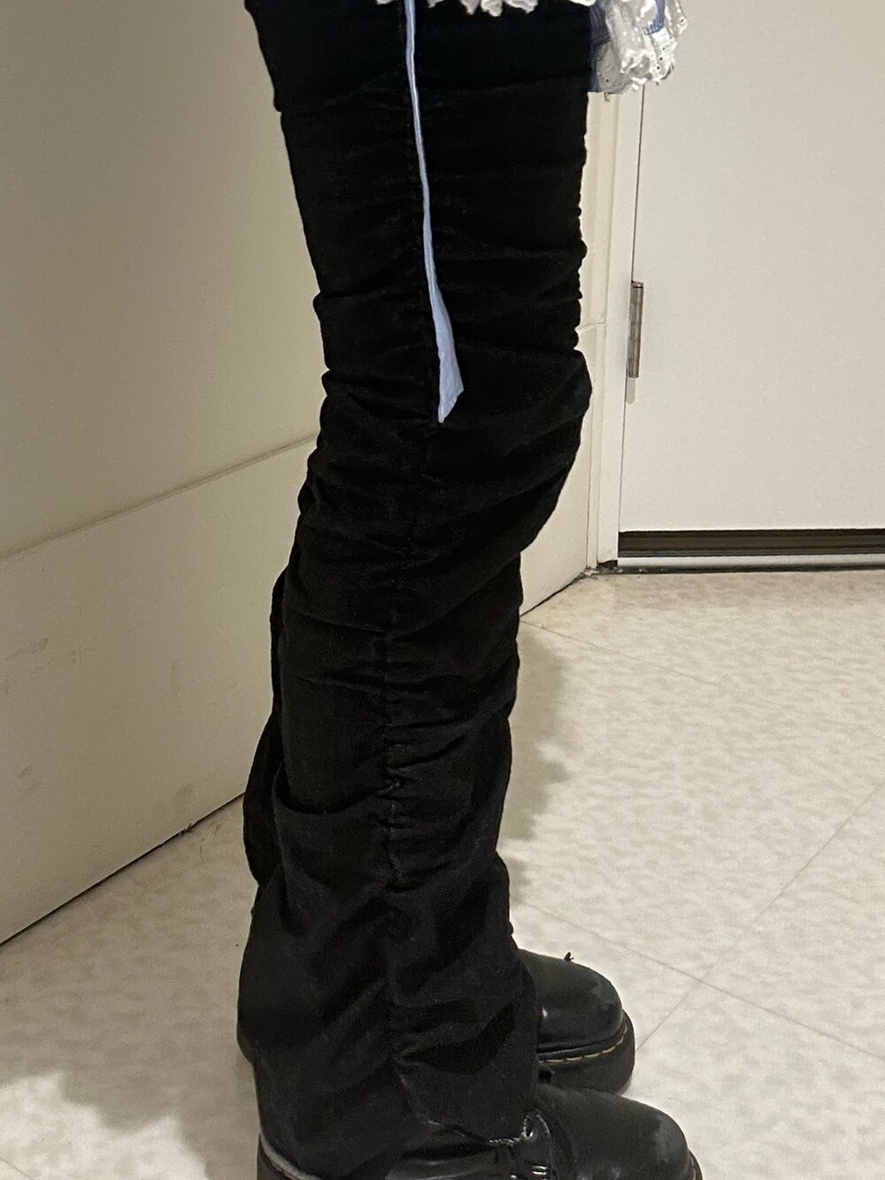 ブルー系のシャツ/ブラウス、ブラック系のデニムパンツ、ブラック系のブーツを着用したレディースの冬コーディネートの8枚目の写真