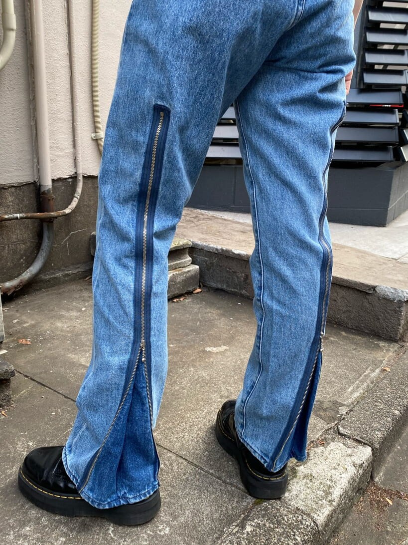 ブルー系のデニムパンツ、ブラック系のその他シューズ、ブラック系のTシャツ/カットソーを着用したレディースの夏コーディネートの9枚目の写真