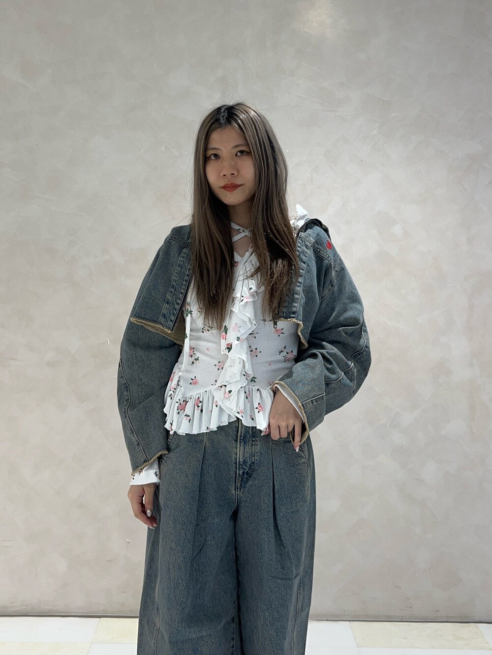 ブラック系のブーツ、ブルー系のデニムパンツ、ブルー系のデニムジャケットを着用したレディースの秋コーディネートの6枚目の写真