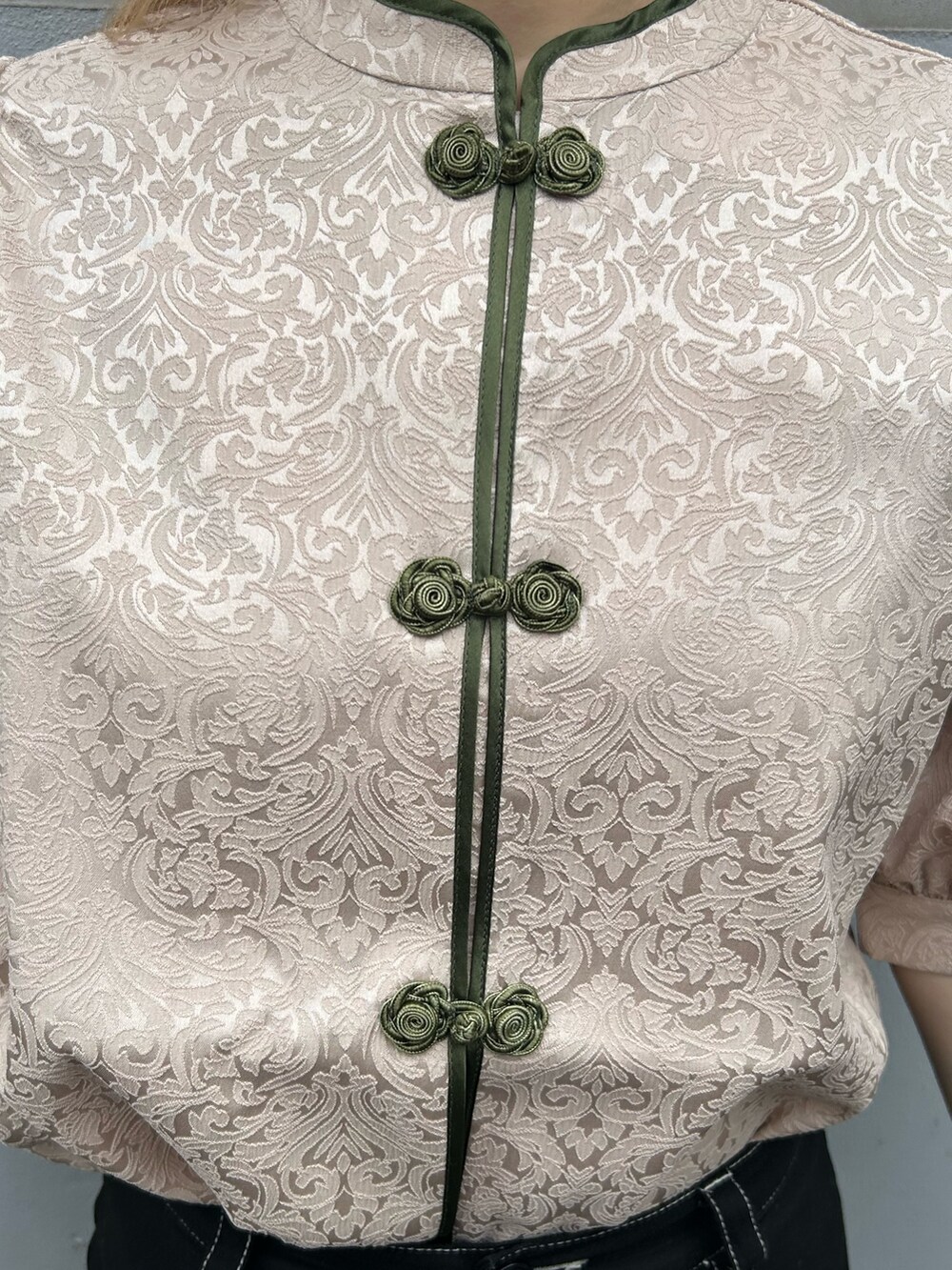 ブラック系のブーツ、ホワイト系のシャツ/ブラウス、ブラック系のその他パンツを着用したレディースの夏コーディネートの6枚目の写真