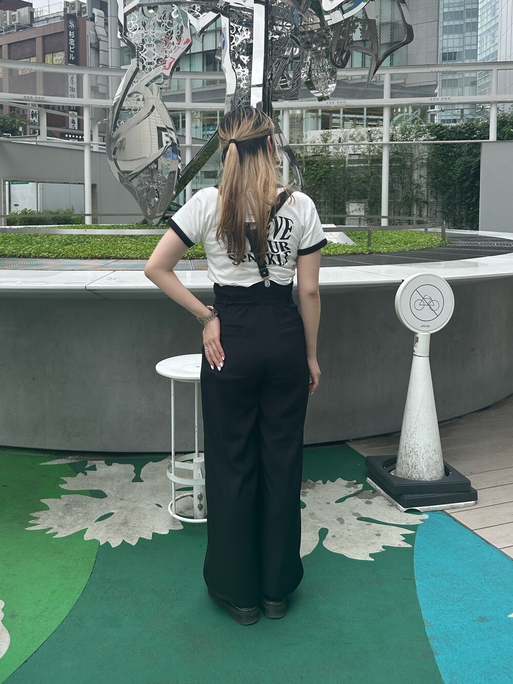 ブラック系のブーツ、ホワイト系のTシャツ/カットソー、ブラック系のその他パンツを着用したレディースの夏コーディネートの3枚目の写真