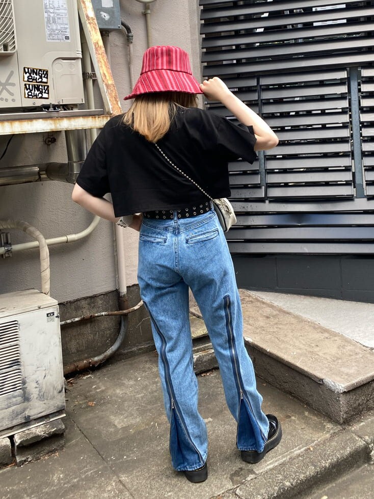 ブルー系のデニムパンツ、ブラック系のその他シューズ、ブラック系のTシャツ/カットソーを着用したレディースの夏コーディネートの3枚目の写真