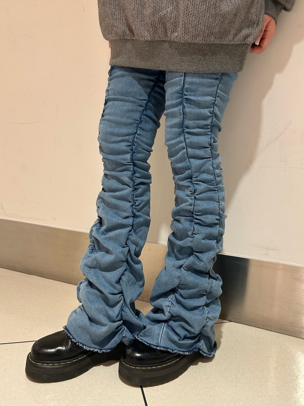 グレー系のTシャツ/カットソー、ブルー系のデニムパンツ、ホワイト系のシャツ/ブラウスを着用したレディースの春コーディネートの5枚目の写真