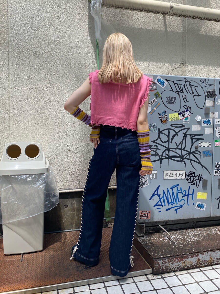 ブラック系のその他シューズ、ピンク系のベスト、ブルー系のデニムパンツを着用したレディースの夏コーディネートの3枚目の写真