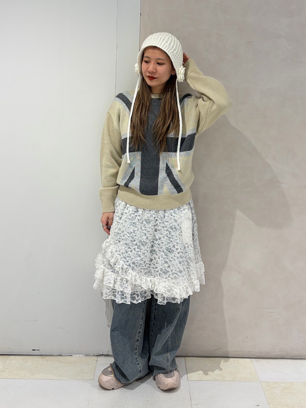 ホワイト系のニット/セーター、ホワイト系のその他パンツ、ブルー系のデニムパンツを着用したレディースの冬コーディネートの2枚目の写真