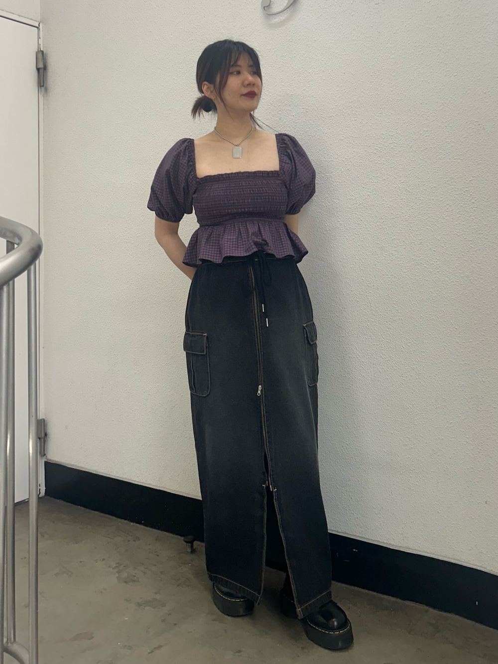 ピンク系のシャツ/ブラウス、ブラック系のデニムスカート、ブラック系のブーツを着用したレディースの夏コーディネートの2枚目の写真