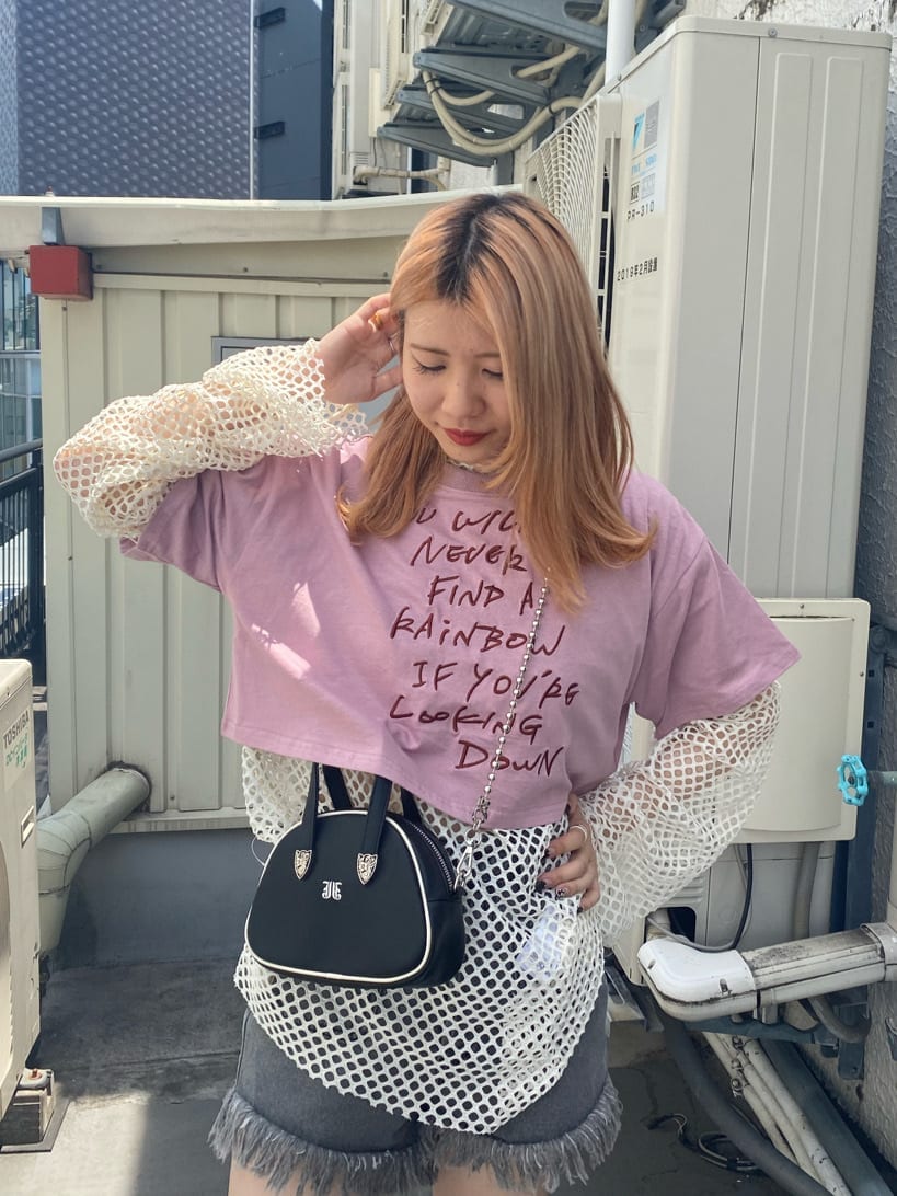 ブラック系のデニムパンツ、ホワイト系のTシャツ/カットソー、ブラック系のブーツを着用したレディースの夏コーディネートの4枚目の写真