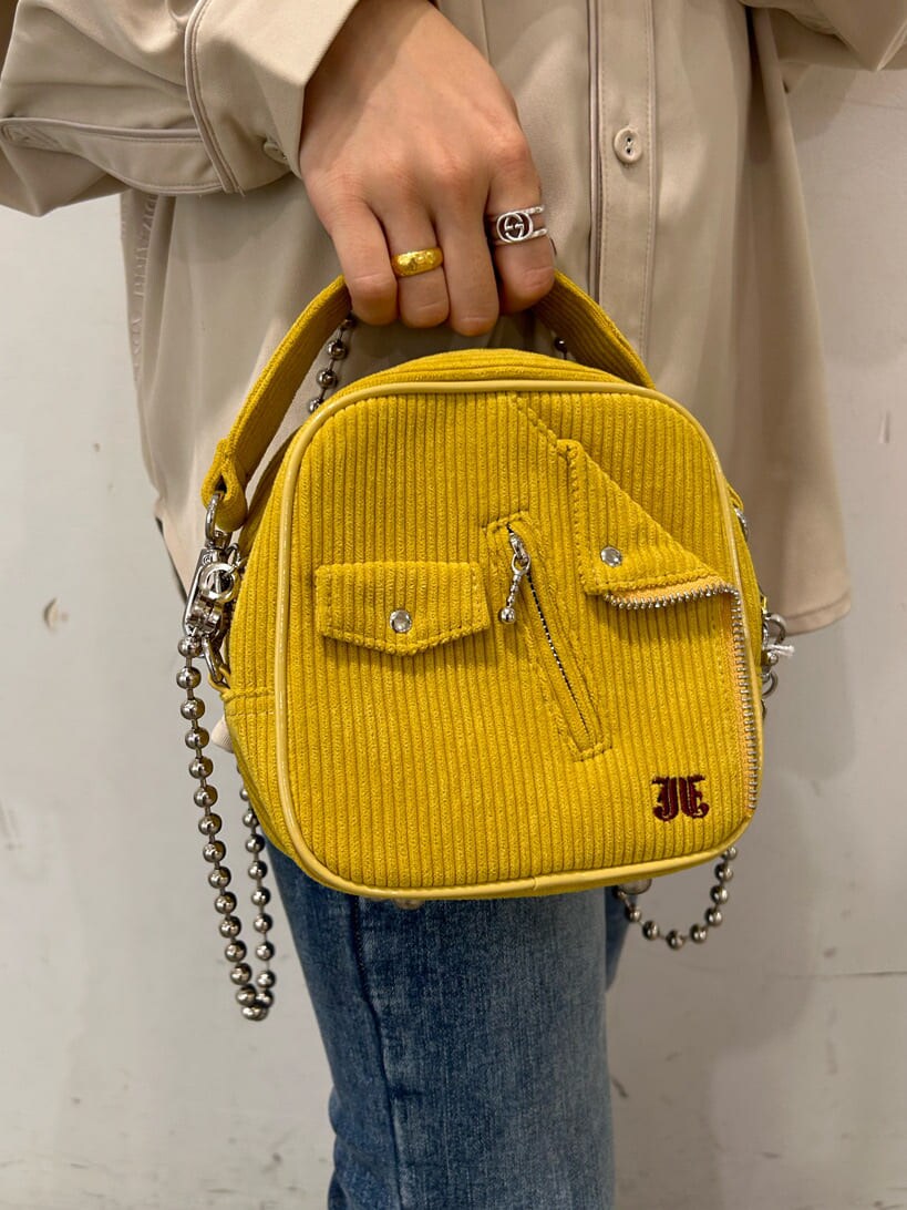 ブラック系のその他シューズ、イエロー系のハンドバッグ、ホワイト系のシャツ/ブラウスを着用したレディースの秋コーディネートの10枚目の写真