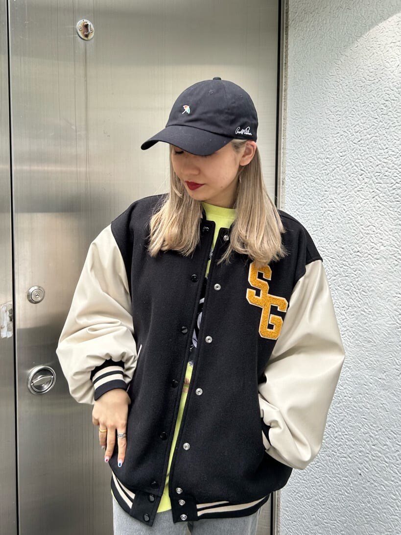 ブラック系のその他シューズ、ブラック系のスタジャン、グリーン系のスウェットを着用したレディースの秋コーディネートの5枚目の写真