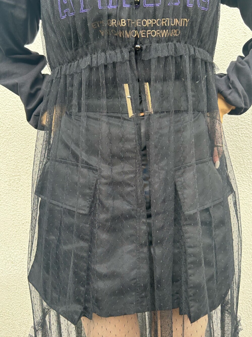 ブラック系のブーツ、ブラック系のその他パンツ、ブラック系のワンピースを着用したレディースの夏コーディネートの7枚目の写真