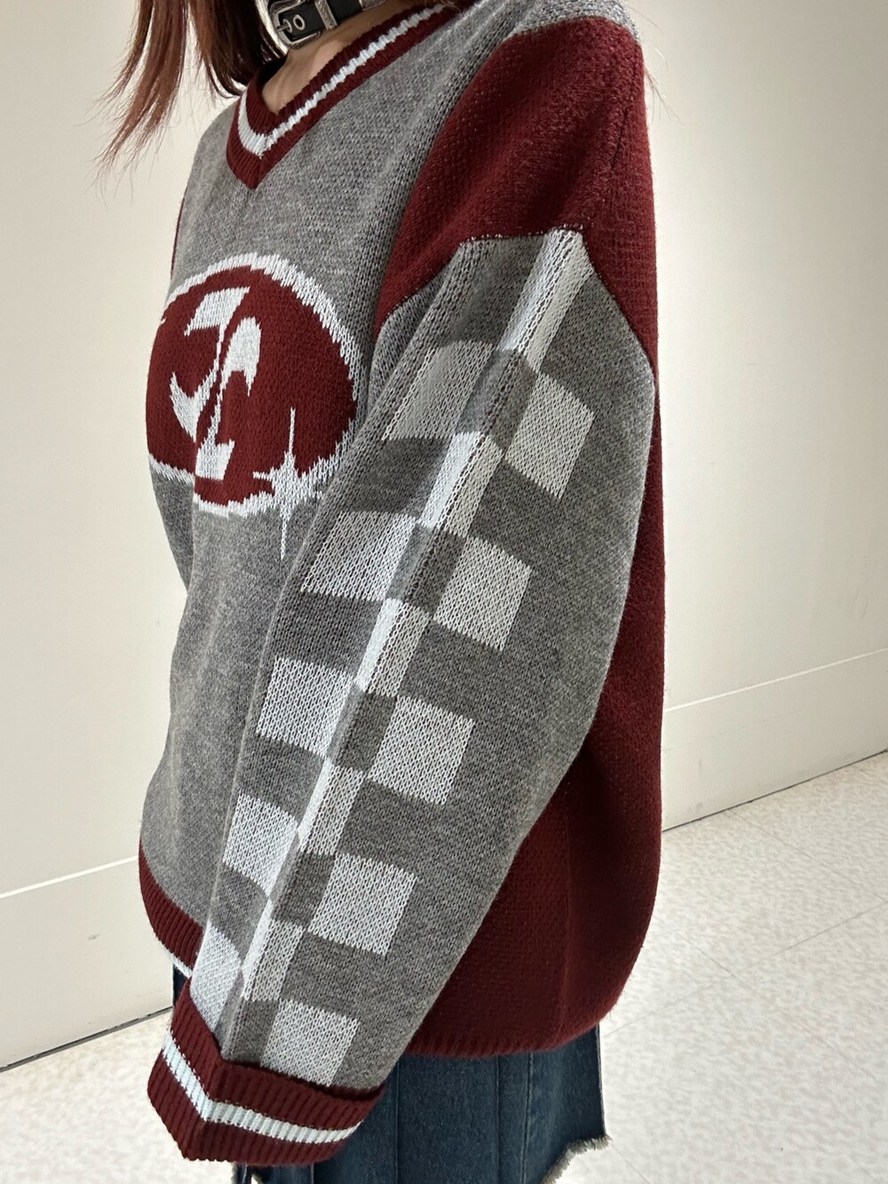 ブラック系のブーツ、グレー系のニット/セーター、ブルー系のその他パンツを着用したレディースの秋コーディネートの7枚目の写真