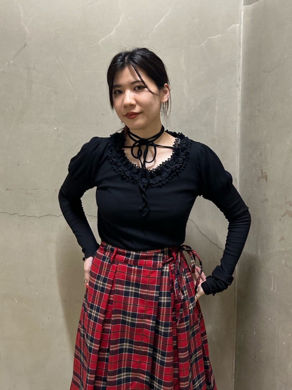 ブラック系のブーツ、ブラック系のTシャツ/カットソー、レッド系のスカートを着用したレディースの秋コーディネートの4枚目の写真