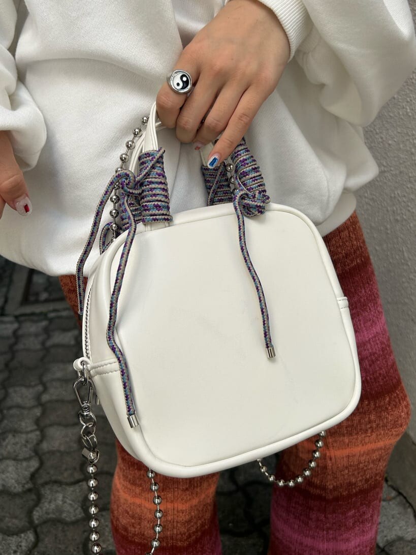 ピンク系のその他パンツ、ホワイト系のスウェット、シルバー系のネックレスを着用したレディースの秋コーディネートの9枚目の写真