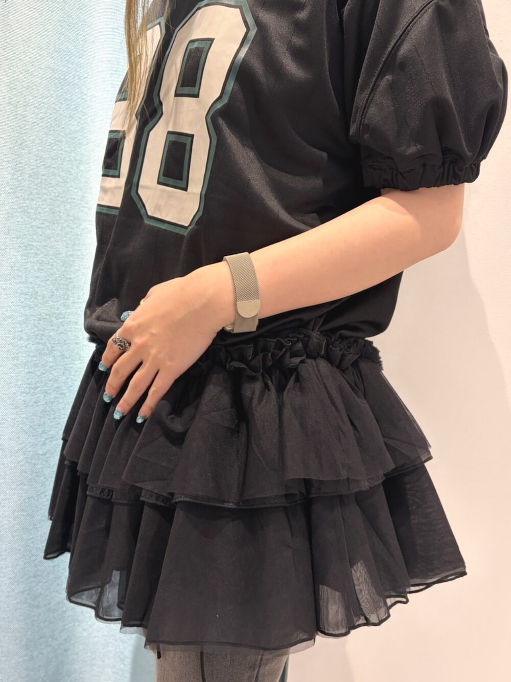 グリーン系のパンプス、ブラック系のデニムパンツ、ブラック系のワンピースを着用したレディースの春コーディネートの6枚目の写真
