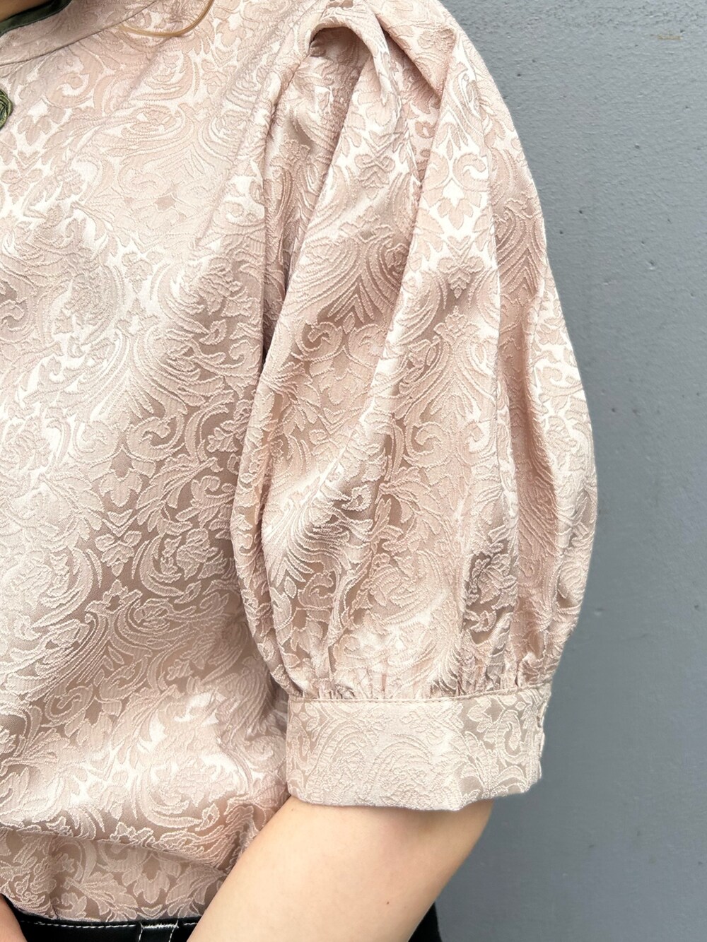 ブラック系のブーツ、ホワイト系のシャツ/ブラウス、ブラック系のその他パンツを着用したレディースの夏コーディネートの7枚目の写真