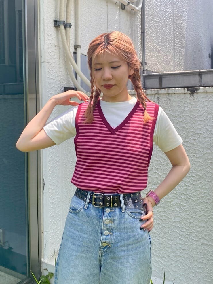 ブラック系のブーツ、ブルー系のデニムパンツ、レッド系のニット/セーターを着用したレディースの夏コーディネートの5枚目の写真