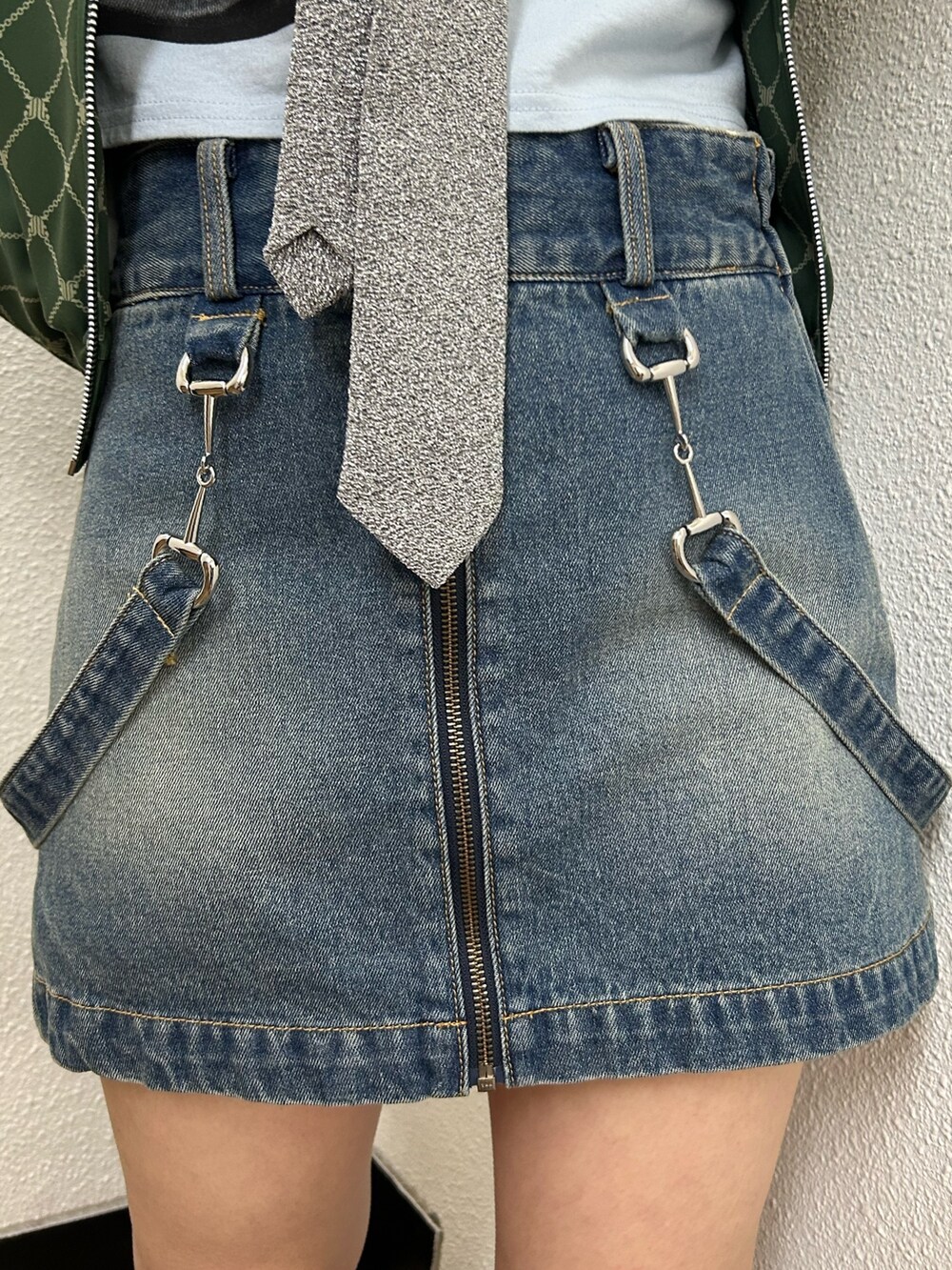 グリーン系のジャージ、ブルー系のデニムスカート、ブルー系のTシャツ/カットソーを着用したレディースの春コーディネートの7枚目の写真