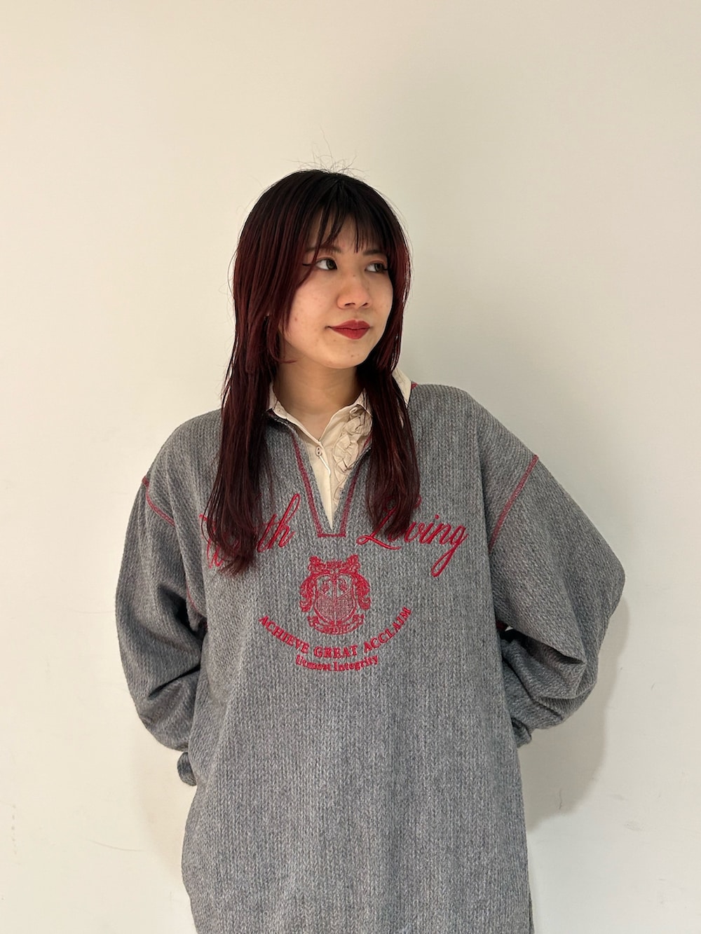 グレー系のTシャツ/カットソー、ブルー系のデニムパンツ、ホワイト系のシャツ/ブラウスを着用したレディースの春コーディネートの3枚目の写真