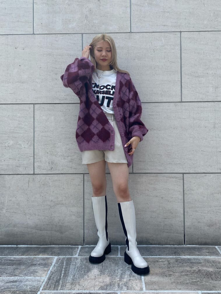 ホワイト系のその他パンツ、ホワイト系のワンピース、ホワイト系のブーツを着用したレディースの夏コーディネートの2枚目の写真