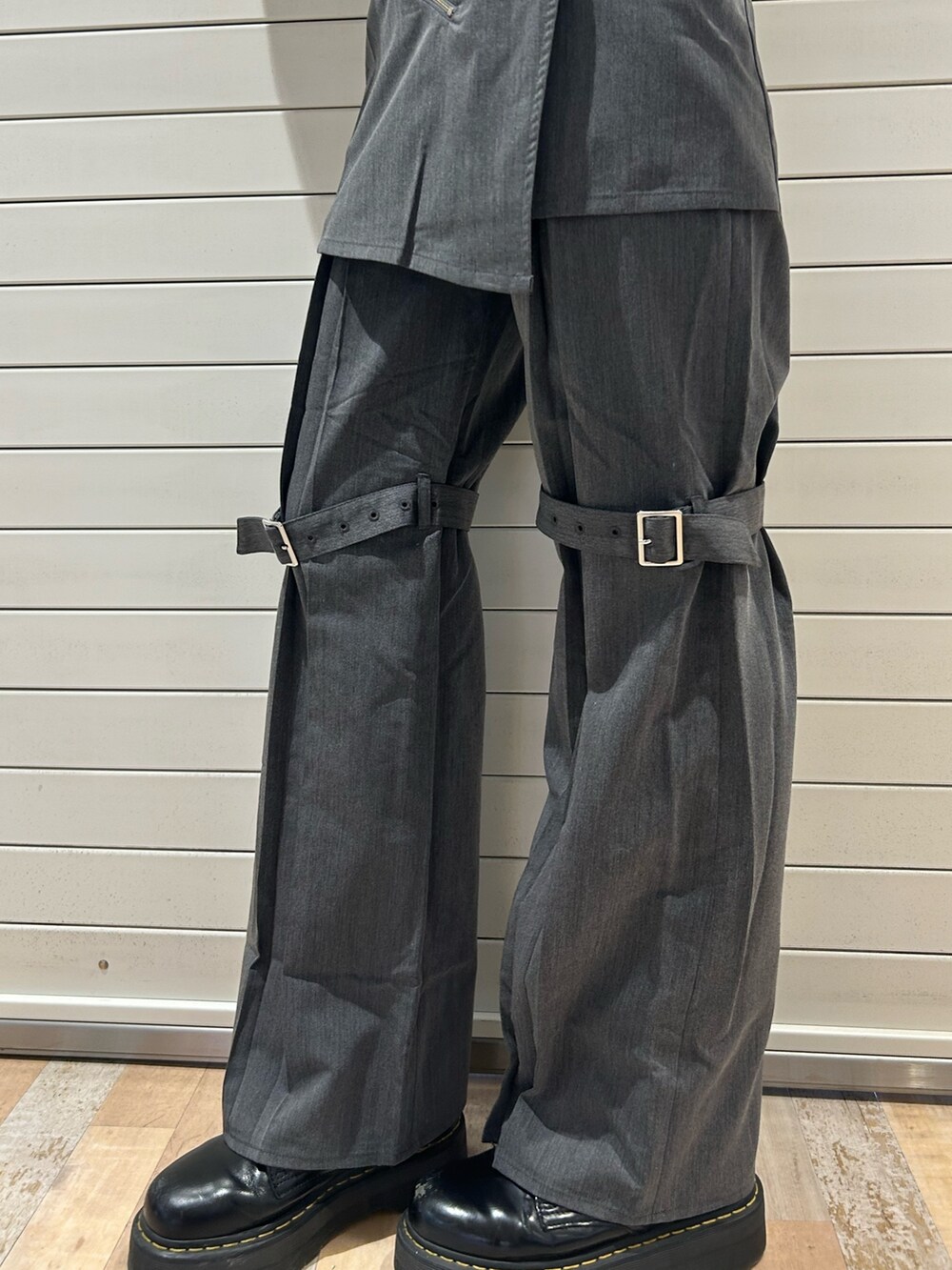 ブラック系のブーツ、グレー系のその他パンツ、ホワイト系のシャツ/ブラウスを着用したレディースの秋コーディネートの7枚目の写真