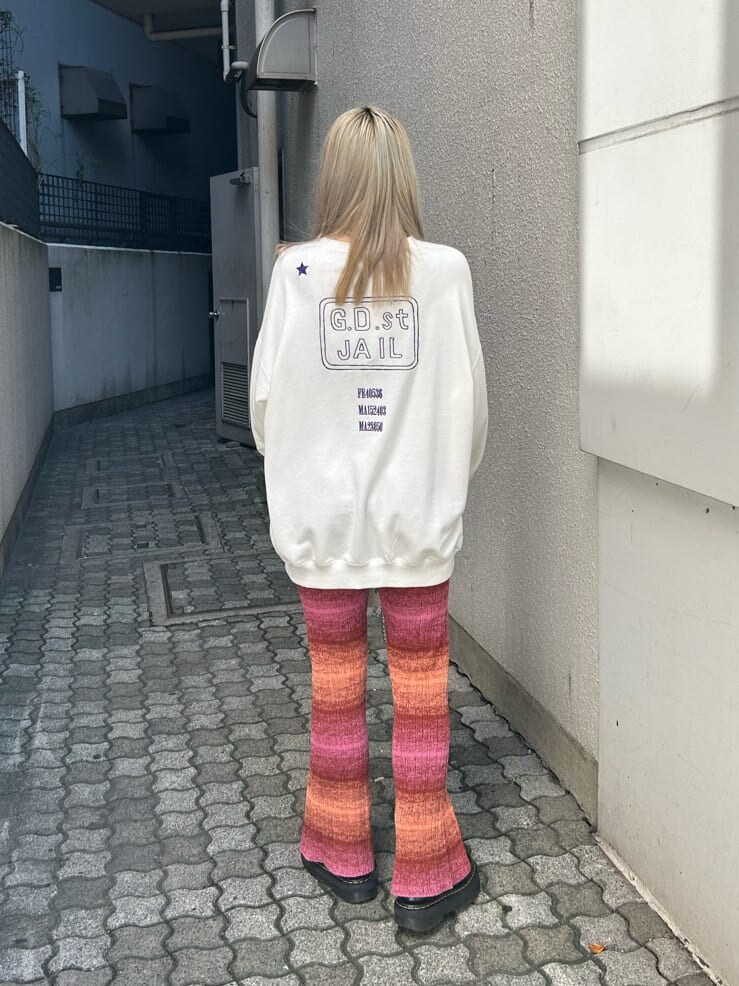 ピンク系のその他パンツ、ホワイト系のスウェット、シルバー系のネックレスを着用したレディースの秋コーディネートの3枚目の写真