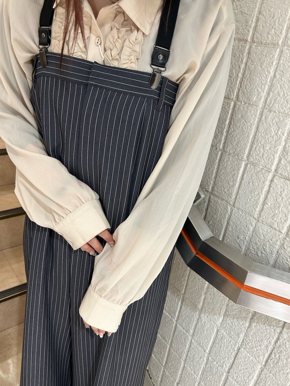 ブラック系のブーツ、ホワイト系のシャツ/ブラウス、グレー系のつなぎ/オールインワンを着用したレディースの冬コーディネートの7枚目の写真