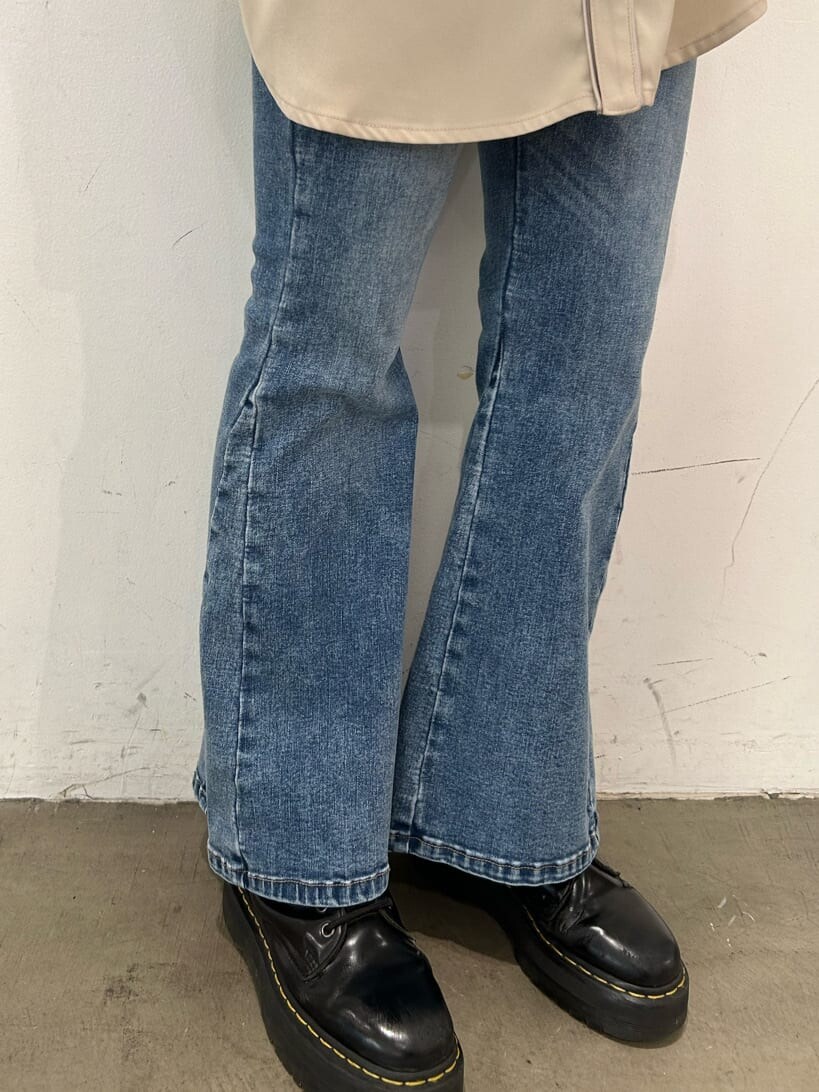 ブラック系のその他シューズ、イエロー系のハンドバッグ、ホワイト系のシャツ/ブラウスを着用したレディースの秋コーディネートの8枚目の写真