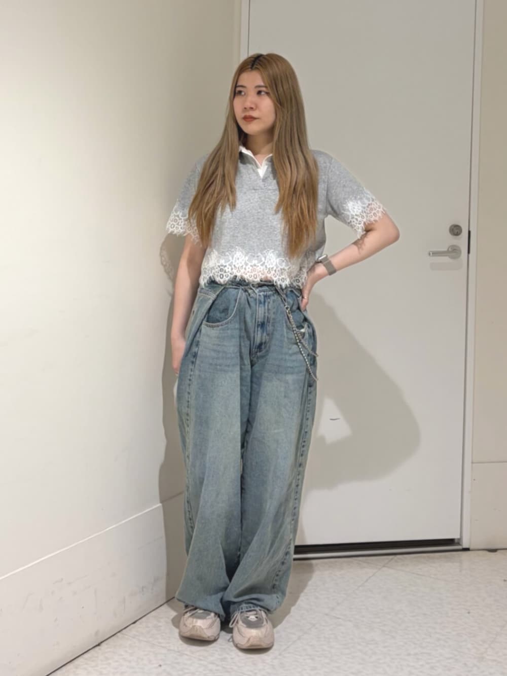 ブルー系のデニムパンツ、グレー系のTシャツ/カットソーを着用したレディースの夏コーディネートの2枚目の写真