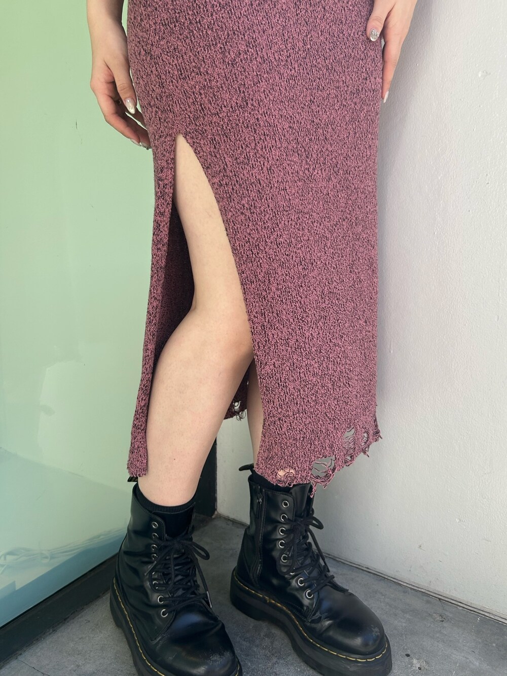 ブラック系のブーツ、ピンク系のワンピース、シルバー系のキャミソールを着用したレディースの春コーディネートの6枚目の写真