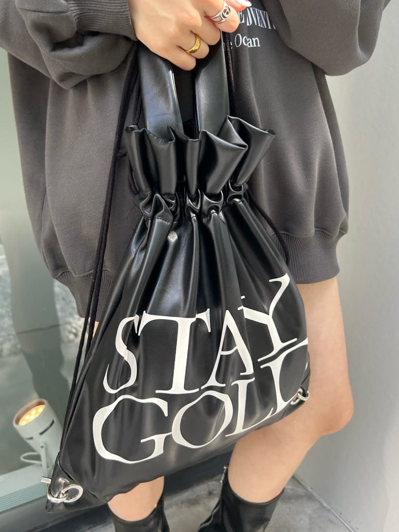 ブラック系のデニムパンツ、ブラック系のバックパック/リュック、ブラック系のブーツを着用したレディースの秋コーディネートの8枚目の写真