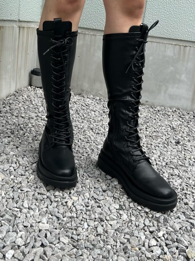 ブラック系のデニムパンツ、ブラック系のその他アウター、ブラック系のハンドバッグを着用したレディースの秋コーディネートの9枚目の写真